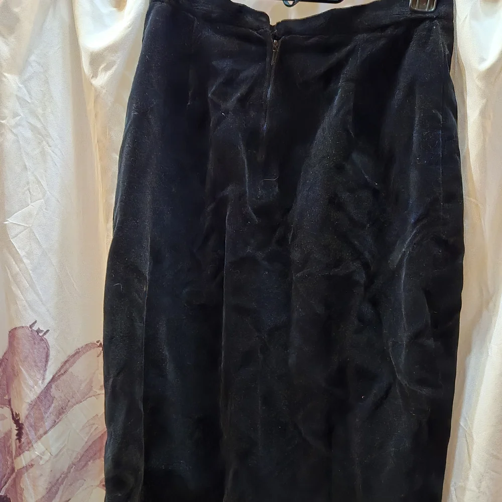 Elegant Black Velvet Skirt - Picture 6 of 7